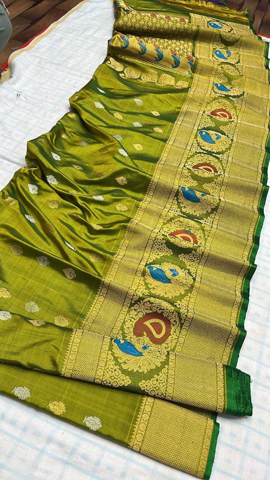 ✨✨Pure Gadwal Traditional Meena Turning Border Pattu Sarees ✨✨

💫💫Perfect for weddings & special occasions💫💫
