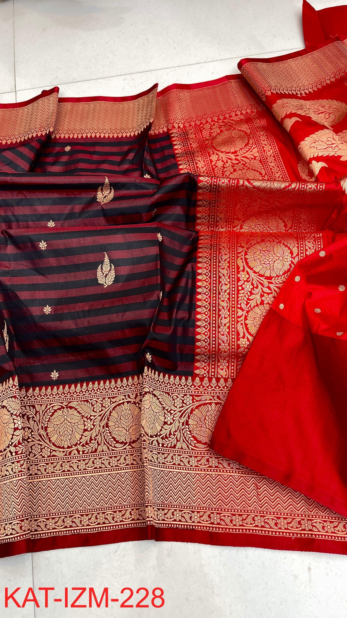
Pure Handloom banarasi KATAN **Checks +Meenakari* SAREE
*KATAN Checks + Meenakari*
Silk Sarees with antique Jari 
*Rich Pallu
*  Blouse with Border
* Smooth & Soft Fabric