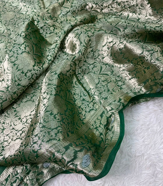 Pure Banarasi Kora Organza Arashi Dyed Saree ✨
Elegant handloom Kora silk with unique 
Arashi Shibori-inspired patterns. Lightweight, graceful & exclusive.