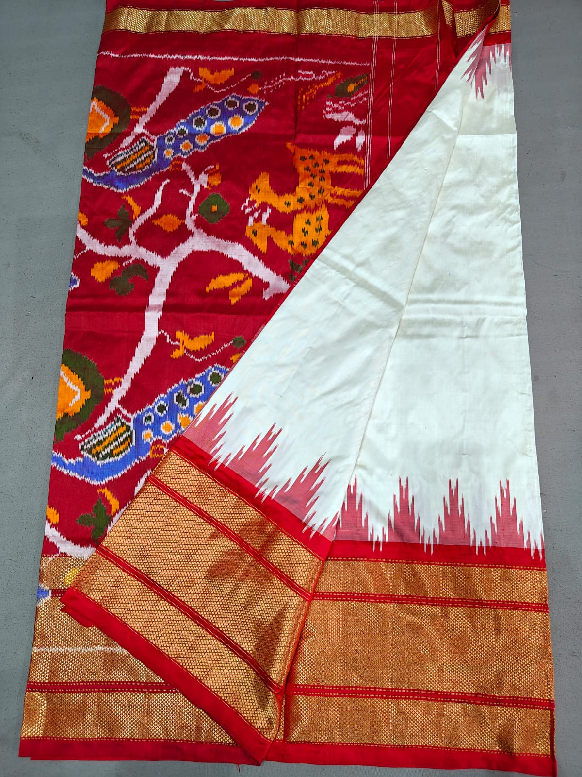 Latest and Exclusive 
*IKKAT SILK  SAREES*

👉🏻 *EXCLUSIVE   SPL DESIGN SAREES** 

Silk mark Certified 
Double weaving 


*Spl KADDI PET BORDER SAREES*
