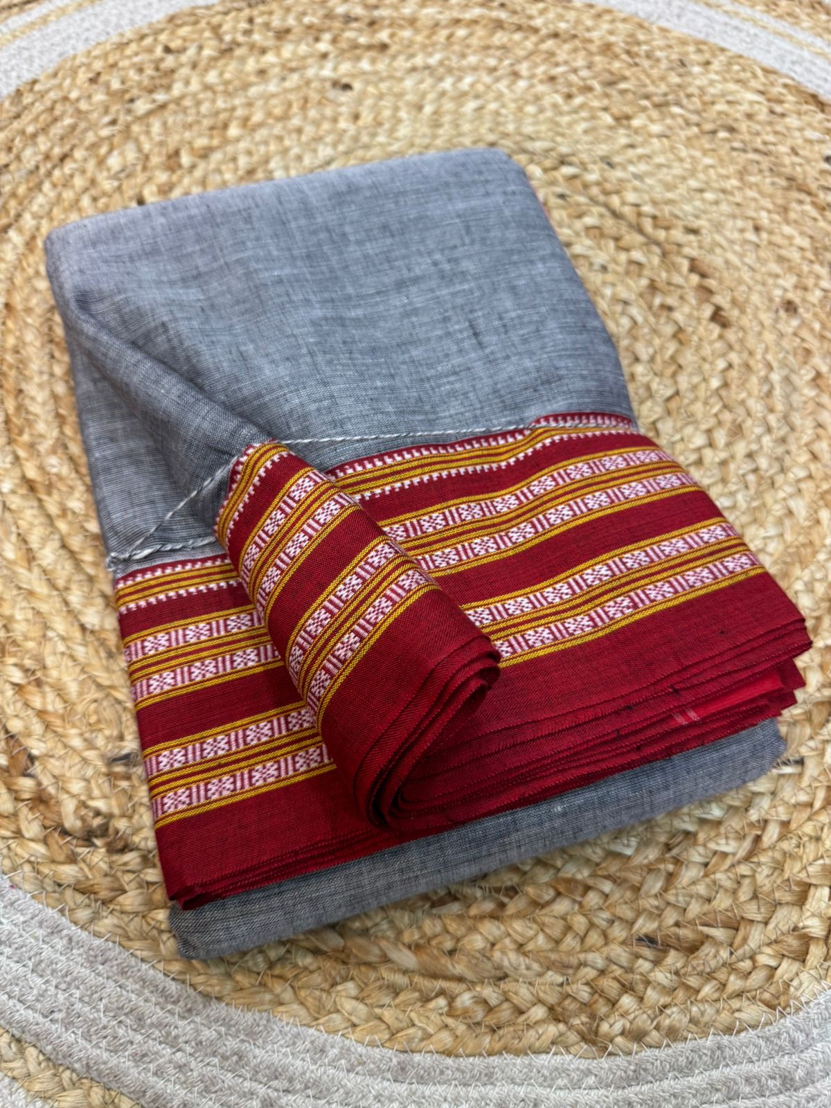 
Pure cotton handwoven *Goomi border & Gaadi border* saree With Running Blouse same as body 
With handloom tag . 