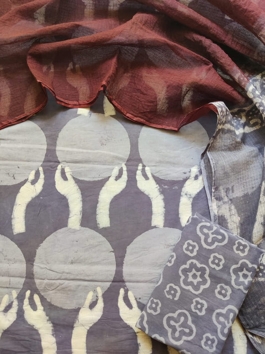 Now new arrivals 

Block printed cotton suit with kota doriya duppta 

Top @ bottom *cotton*
Duptta  *kota doriya*