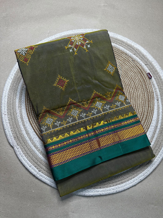 Material - shiny Maserised blended blended silk
Border - chikki paras
Saree Name -ilkal special kasuti saree
Pallu -patti pallu
Blouse -running 
Handloom -no
Saree length- 6.2