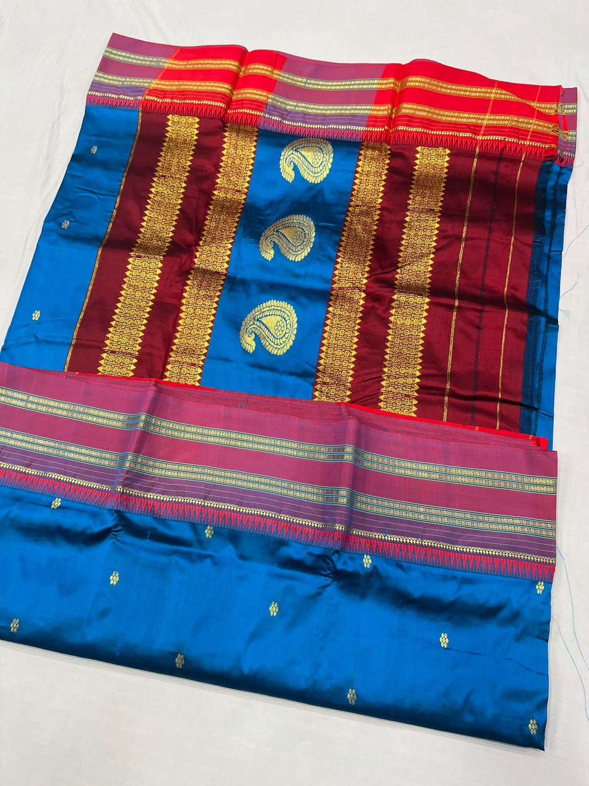 *Narayanpeth silk saree*
Running blouse 
Shoulder butti 
Pure silk
*Price: 6300/- + ship*