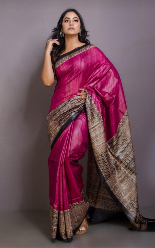 🪴New Design Of  Tussar By Ghicha Screen Print Silk Saree 
All Saree Comes  R Matching 
 Saree. Colour Tassels.
Hand Loom. Saree ..
Running Blouse..Pc ( Saree's Colour)
💯% Silk Saree Comes.With Silk Mark  Certificate (Tag)
Quality 💯% Assured