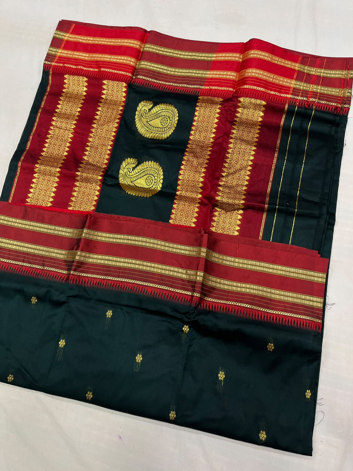 *Narayanpeth silk saree*
Running blouse 
Shoulder butti 
Pure silk
*Price: 6300/- + ship*
