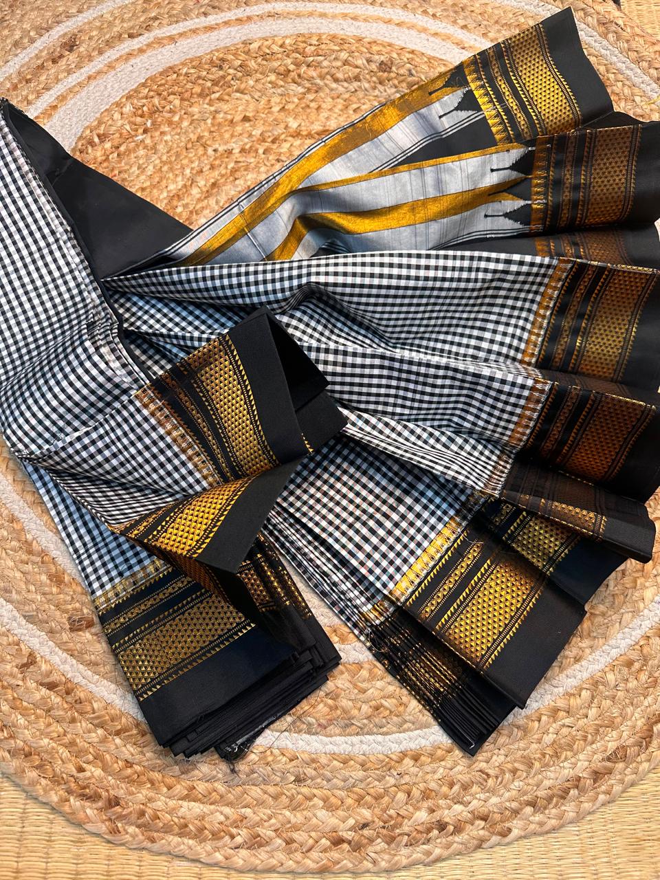 Material - pure silk 
Border - chikki paras
Saree Name -ilkal pure silk small checks with small temple border saree
Pallu -multi tope silk pallu
Blouse -contrast
Handloom -yes
Saree length- 6.2