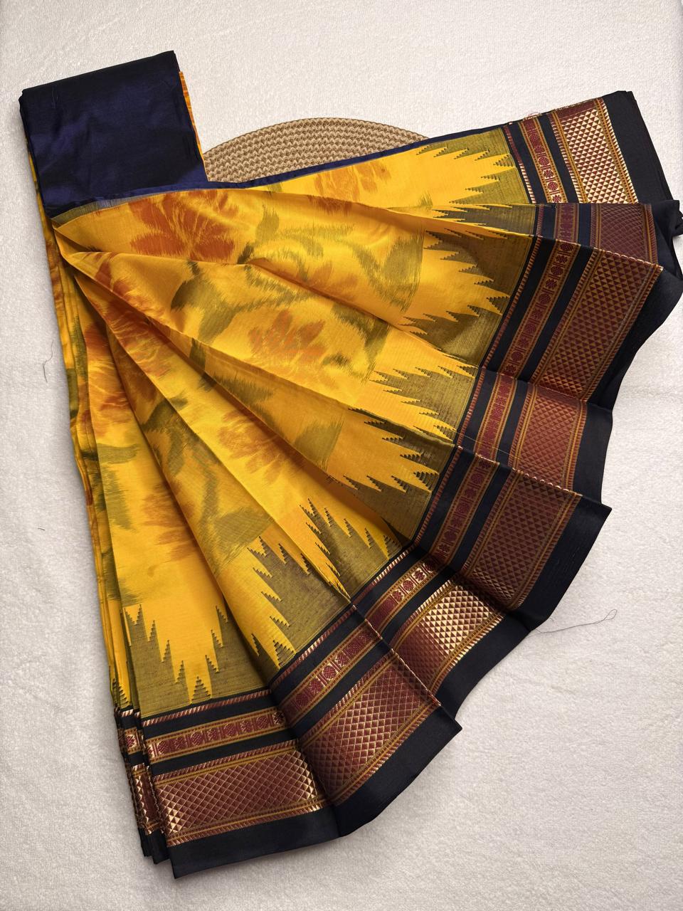 Material - pure silk 
Border - chikki paras
Saree Name -ilkal pure silk horizontal and also vertical stripes jari with temple border saree
Pallu -silk pallu
Blouse -contrast
Handloom -yes
Saree length- 6.2