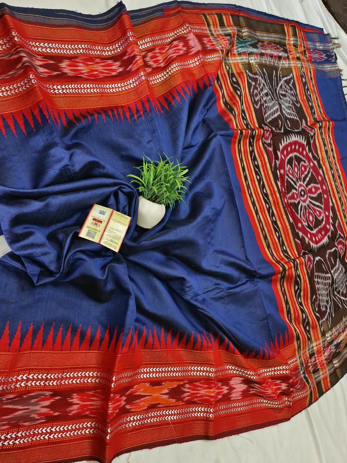 *Pure raw silk handloom Ikkat and vidarbha temple border saree with contrast blouse*
Pure raw silk saree
Silk mark certified
Handloom made
Best quality