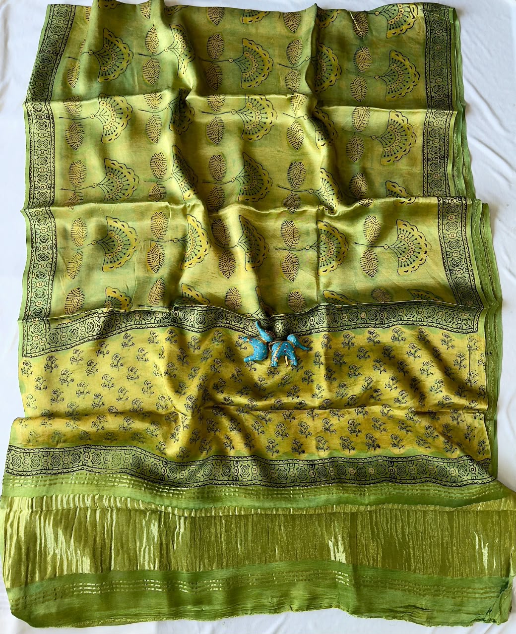 Expo quality *Pure 100% LAGDI PATTA MODAL Gajji Silk Saree*
Bagru handblock print
Ajrakh print & Rapid print 
Print detail's 
*Ayurveda Redefined Anar chilka*
*Nashpal dye Ajrakh print*
*Hand Block & dabu print*
 Use only natural 
(Pomegranate peel)
With beautiful printed blouse 
Saree length:- 6.5m with blouse 👚 
Premium quality