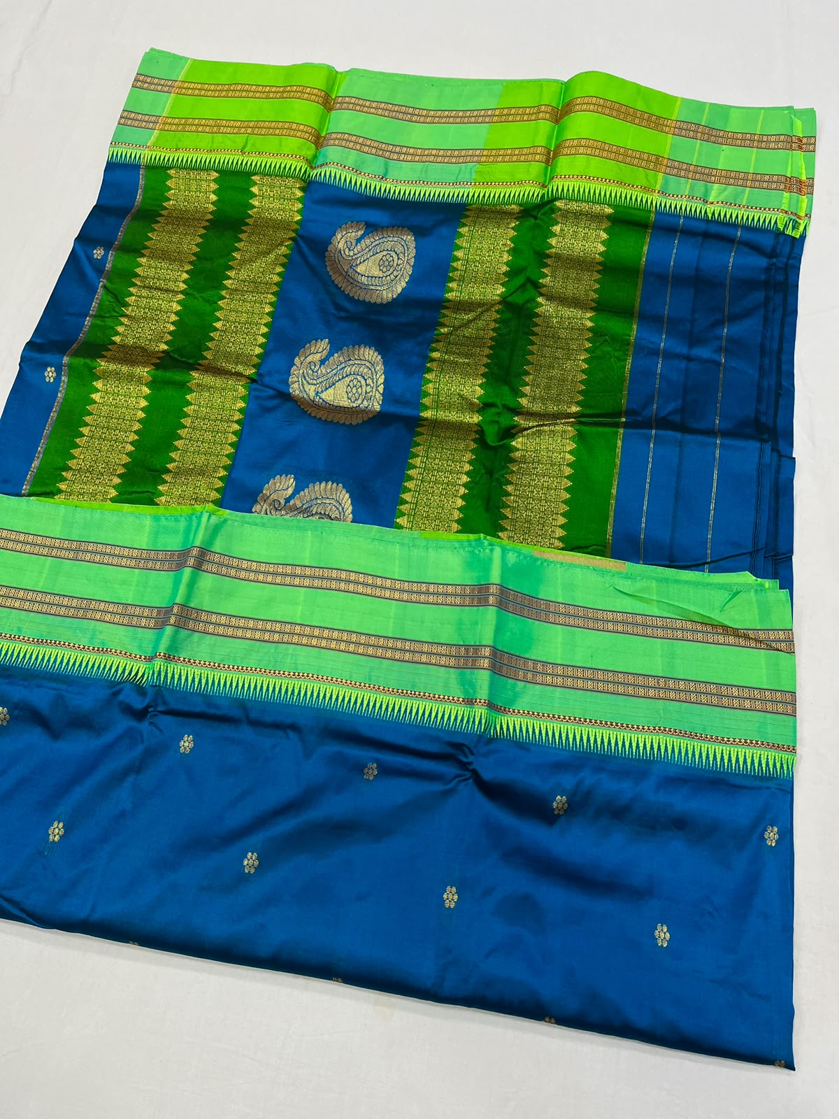 *Narayanpeth silk saree*
Running blouse 
Shoulder butti 
Pure silk
*Price: 6300/- + ship*