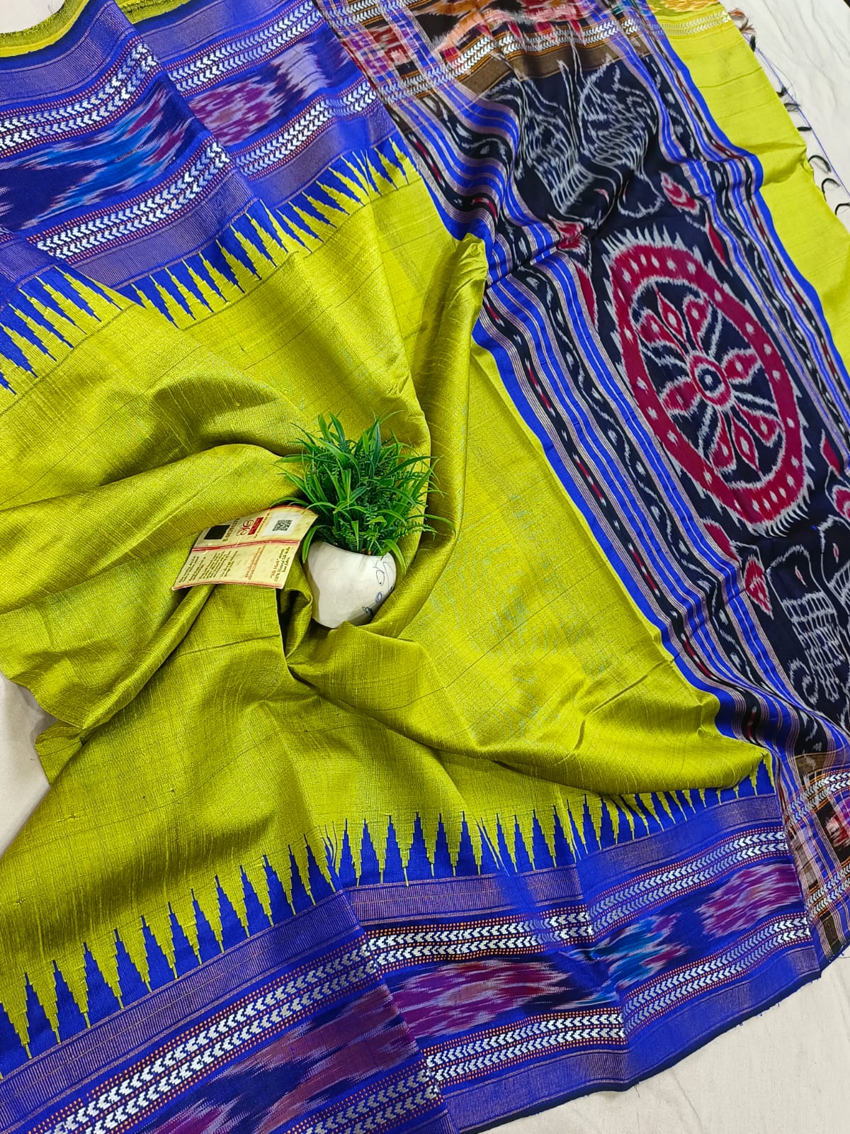 *Pure raw silk handloom Ikkat and vidarbha temple border saree with contrast blouse*
Pure raw silk saree
Silk mark certified
Handloom made
Best quality
Ready to despatch
