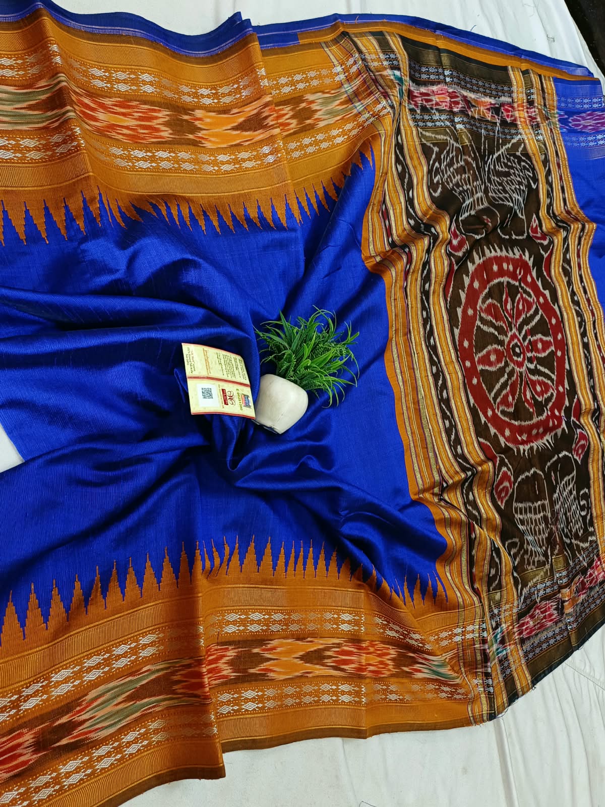 *Pure raw silk handloom Ikkat and vidarbha temple border saree with contrast blouse*
Pure raw silk saree
Silk mark certified
Handloom made
Best quality
