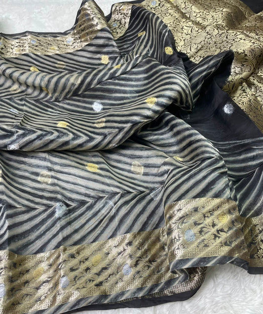 Pure Banarasi Kora Organza Arashi Dyed Saree ✨
Elegant handloom Kora silk with unique 
Arashi Shibori-inspired patterns. Lightweight, graceful & exclusive.