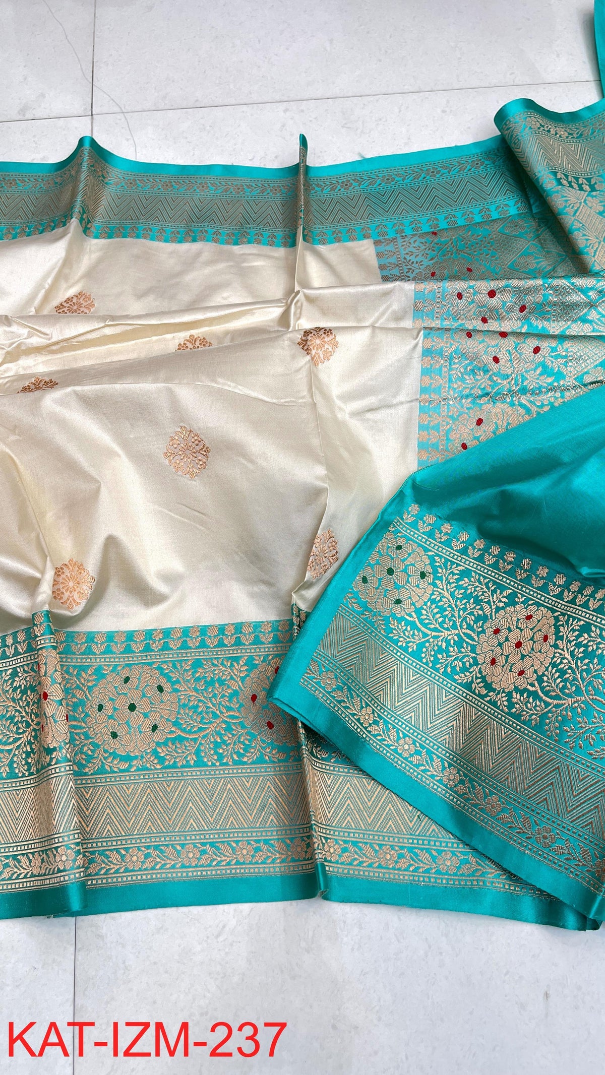 
Pure Handloom banarasi KATAN **Checks +Meenakari* SAREE
*KATAN Checks + Meenakari*
Silk Sarees with antique Jari 
*Rich Pallu
*  Blouse with Border
* Smooth & Soft Fabric