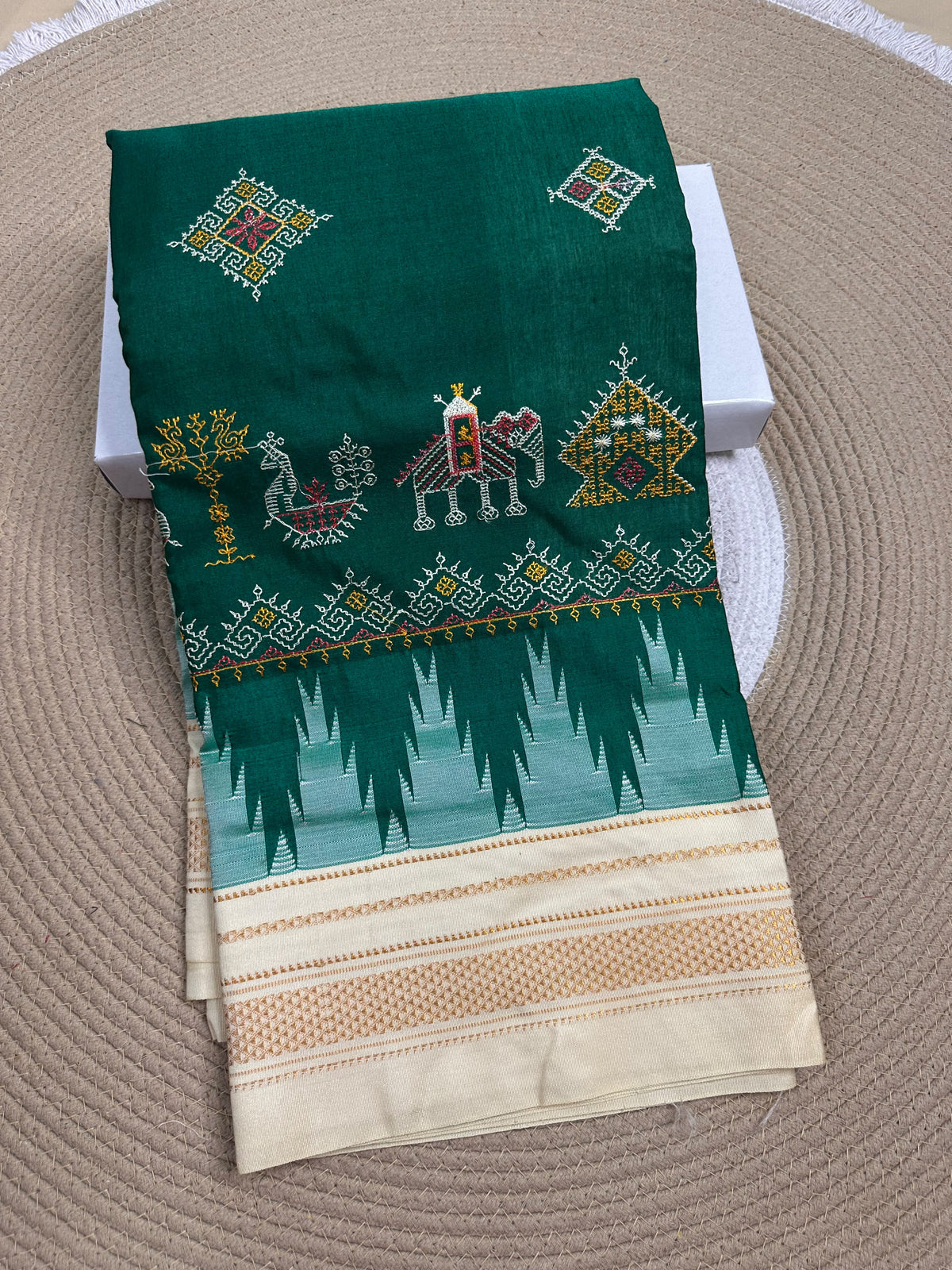 Material - Maserised cotton 
Border - Temple border, Chikki Paras
Saree Name -Tana warpa kasuti saree 
Pallu -Ilkal pallu
Blouse -contrast
Handloom -no
Saree length- 6.2