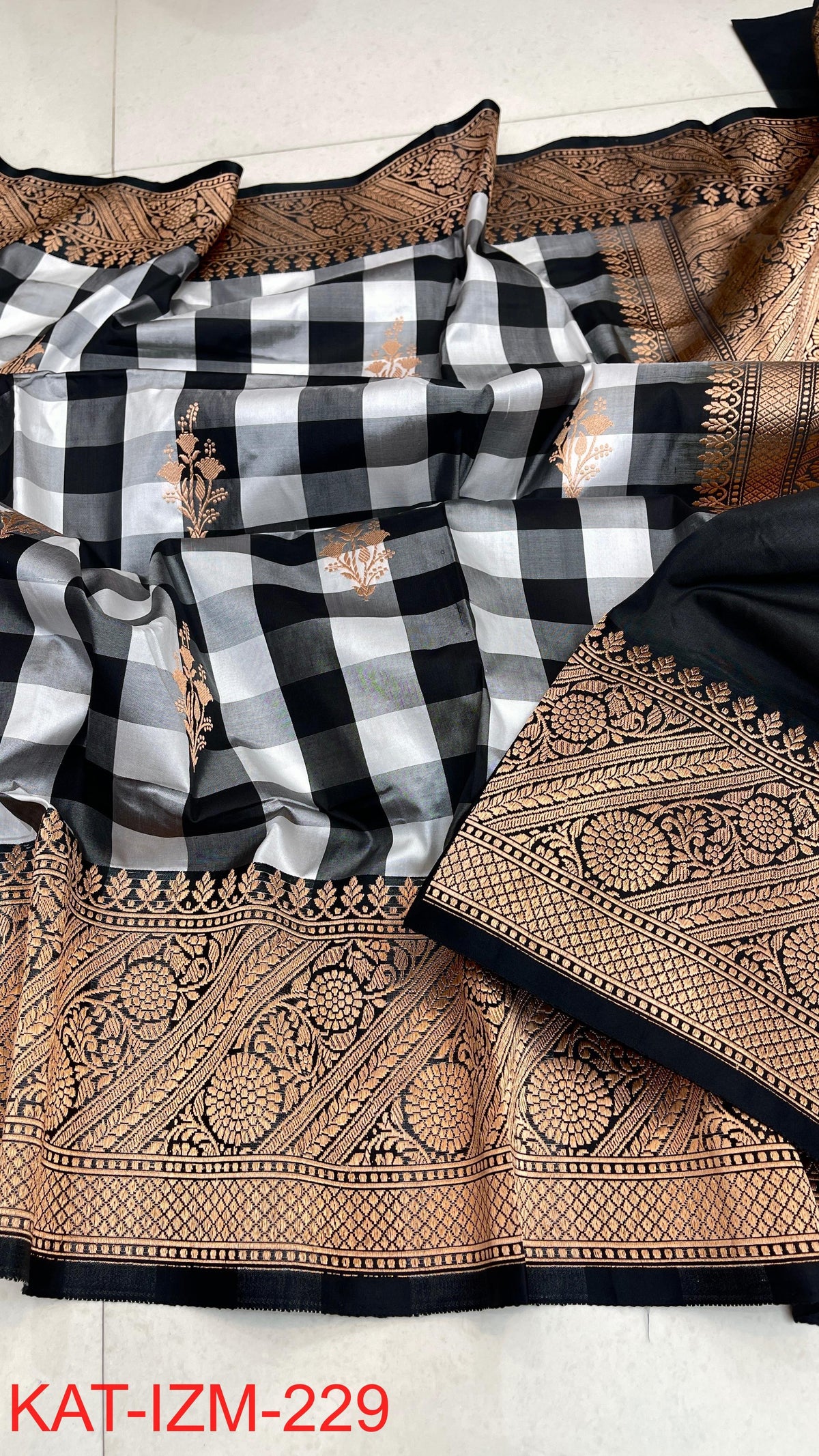 
Pure Handloom banarasi KATAN **Checks +Meenakari* SAREE
*KATAN Checks + Meenakari*
Silk Sarees with antique Jari 
*Rich Pallu
*  Blouse with Border
* Smooth & Soft Fabric