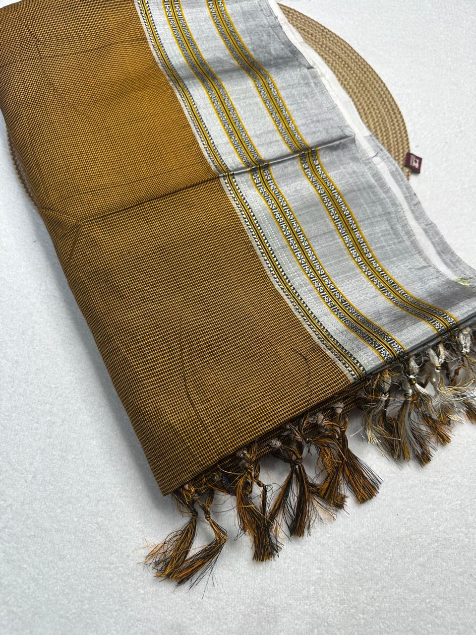 Material - viscos by cotton
Border - gayitri border
Saree Name -ilkal Gayatri micro checks saree
Pallu -cotton pallu
Blouse -running
Handloom -yes
Saree length- 7.2