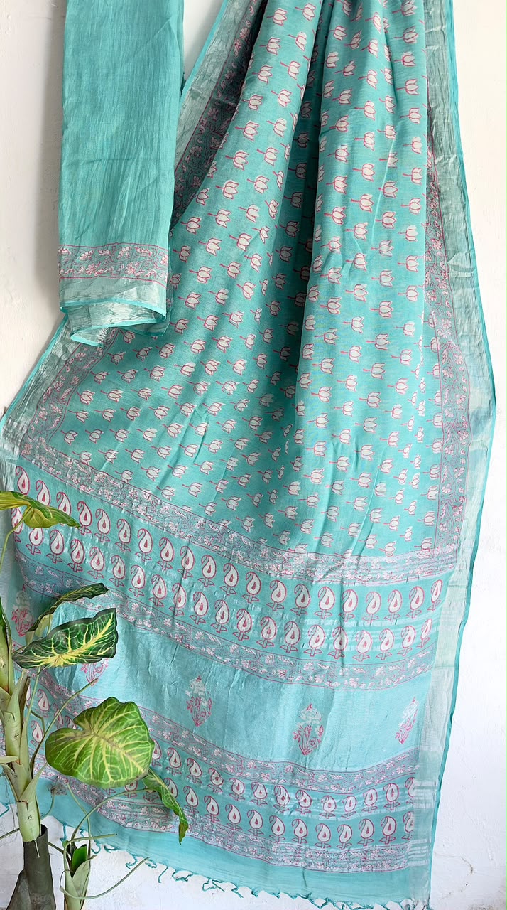 👌🏻Linen collection 👌🏻
.... *Hand* block printed linen saree with blouse.....
Size 6.5 with blouse
Natural dye n colour
 
Pure hand ( without screen print ) 