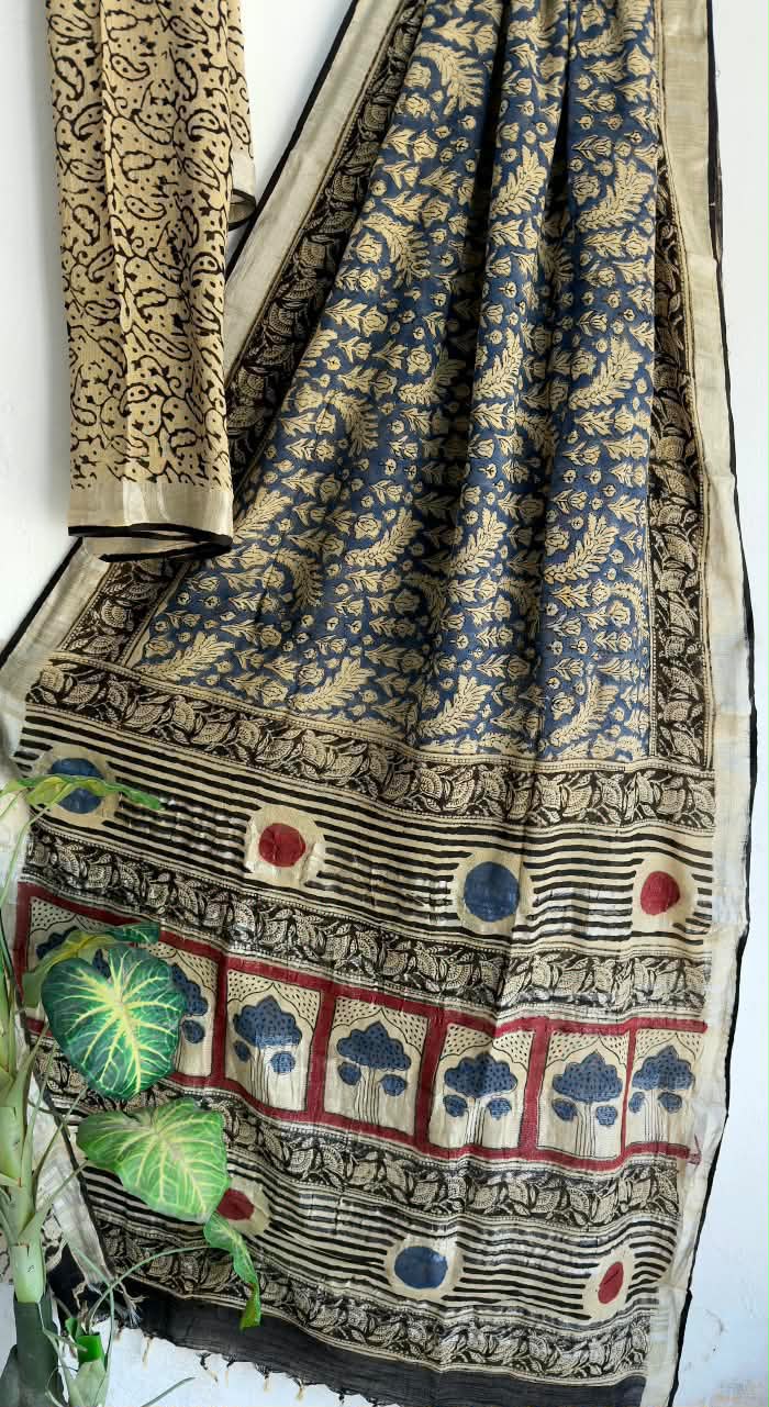 👌🏻Linen collection 👌🏻
.... *Hand* block printed linen saree with blouse.....
Size 6.5 with blouse
Natural dye n colour
 
Pure hand ( without screen print ) 