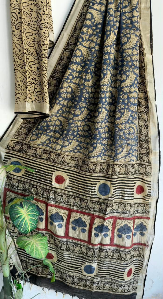 👌🏻Linen collection 👌🏻
.... *Hand* block printed linen saree with blouse.....
Size 6.5 with blouse
Natural dye n colour
 
Pure hand ( without screen print ) 