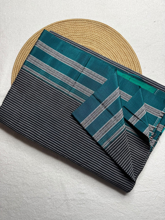 Cotton saree Chikki paras
Material - cotton by cotton 
Border - Chikki  border 
Saree Name - Ilkal cotton Chikki  sarees
Pallu - silk pallu 
Blouse -running
Handloom -yes
Saree length- 6.2
