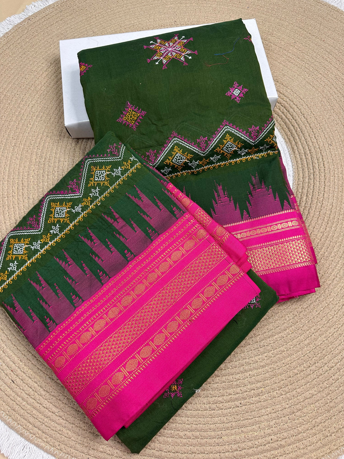 Material - Maserised cotton 
Border - Temple border, Chikki Paras
Saree Name -Tana warpa kasuti saree 
Pallu -Ilkal pallu
Blouse -contrast
Handloom -no
Saree length- 6.2