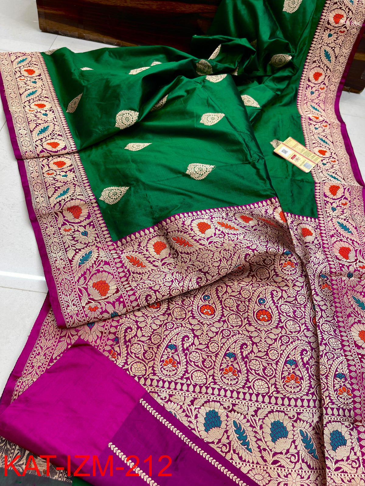 
Pure Handloom banarasi KATAN **Checks +Meenakari* SAREE
*KATAN Checks + Meenakari*
Silk Sarees with antique Jari 
*Rich Pallu
*  Blouse with Border
* Smooth & Soft Fabric