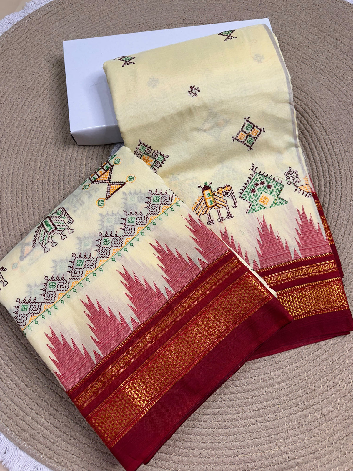 Material - Maserised cotton 
Border - Temple border, Chikki Paras
Saree Name -Tana warpa kasuti saree 
Pallu -Ilkal pallu
Blouse -contrast
Handloom -no
Saree length- 6.2