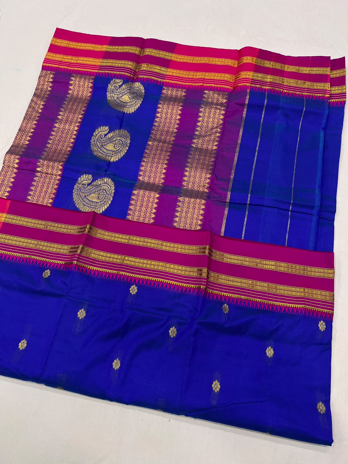 *Narayanpeth silk saree*
Running blouse 
Shoulder butti 
Pure silk
*Price: 6300/- + ship*