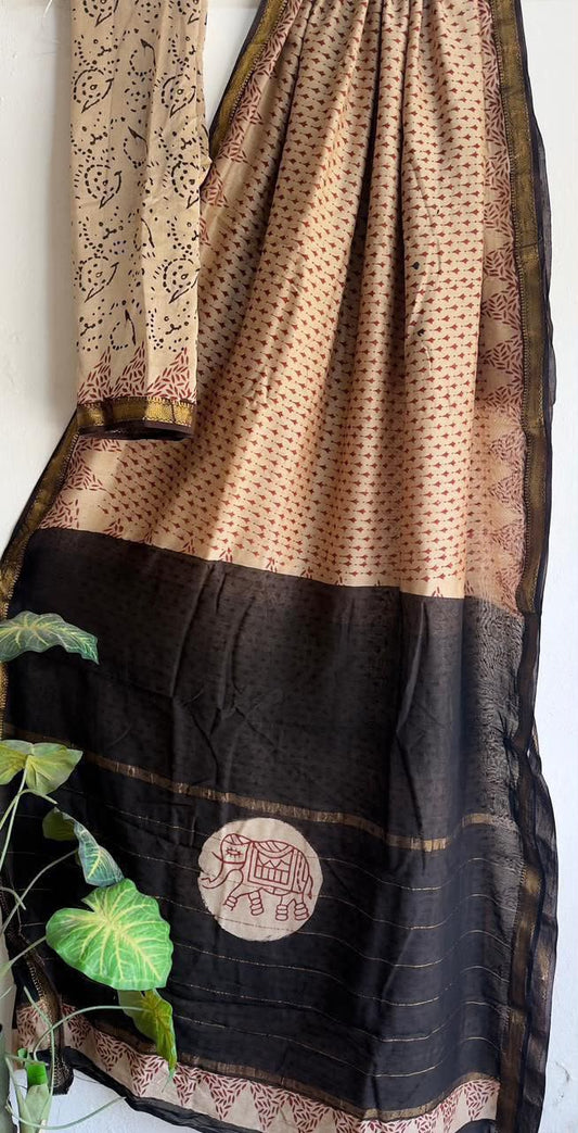 🍁Beautifully Crafted Maheshwari Silk Saree  collection🍁
 Specially Designed in Bagru  jahota rapid dabu hand block print
100% Natural Dye
Fabric : Maheshwari Silk 
Length : 5.5 Meters
Blouse Piece : 0.90 Meter
