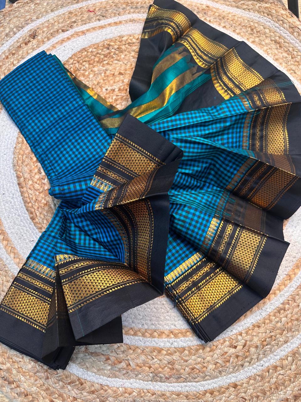 Material - pure silk 
Border - chikki paras
Saree Name -ilkal pure silk small checks with small temple border saree
Pallu -multi tope silk pallu
Blouse -contrast
Handloom -yes
Saree length- 6.2