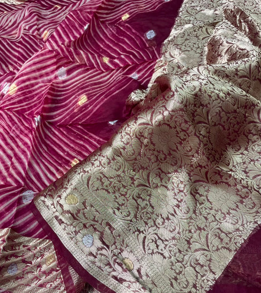Pure Banarasi Kora Organza Arashi Dyed Saree ✨
Elegant handloom Kora silk with unique 
Arashi Shibori-inspired patterns. Lightweight, graceful & exclusive.