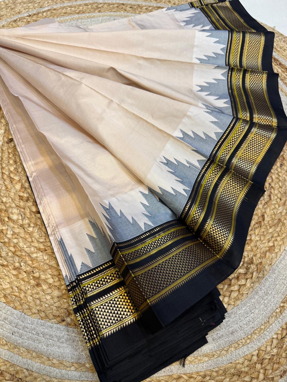 
*Big Temple Border Ilkal*

Exclusive silk ilkal saree 
Pure silk big temple border design superior quality ilkal saree
With contrast blouse 
6.10mtrs length 
Full body pure silk Border, pallu & blouse semi silk 