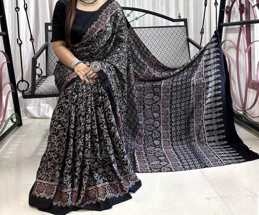 
🥻 Pure Modal Silk  Saree 🥻
🏕️ Natural / Vegetable Dyeing with Ajrakh Hand-Block Print

📦 All pics available
🎨 New colours / new patterns added 6.50...Full  saree  ..45..with 
