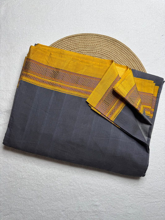Cotton saree Chikki paras
Material - cotton by cotton 
Border - Chikki  border 
Saree Name - Ilkal cotton Chikki  sarees
Pallu - silk pallu 
Blouse -running
Handloom -yes
Saree length- 6.2
