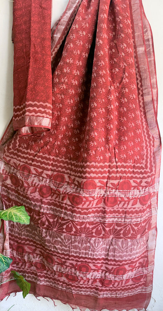 👌🏻Linen collection 👌🏻
.... *Hand* block printed linen saree with blouse.....
Size 6.5 with blouse
Natural dye n colour
 
Pure hand ( without screen print ) 