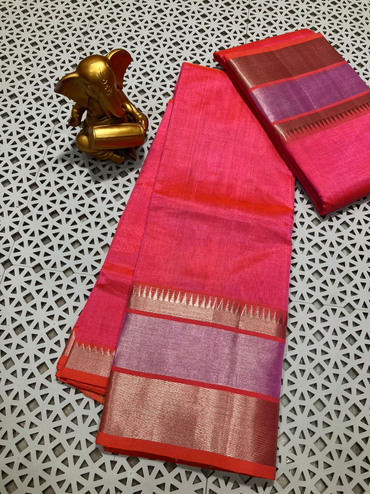 *Material*:Mangalagiri pure pattu by cotton

*Model*:250k jari border plain pure pattu sarees

Running pallu and blouse
