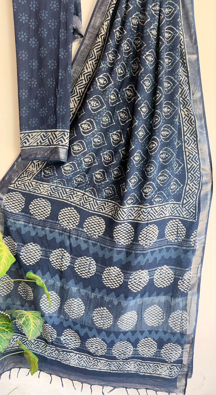 👌🏻Linen collection 👌🏻
.... *Hand* block printed linen saree with blouse.....
Size 6.5 with blouse
Natural dye n colour
 
Pure hand ( without screen print ) 