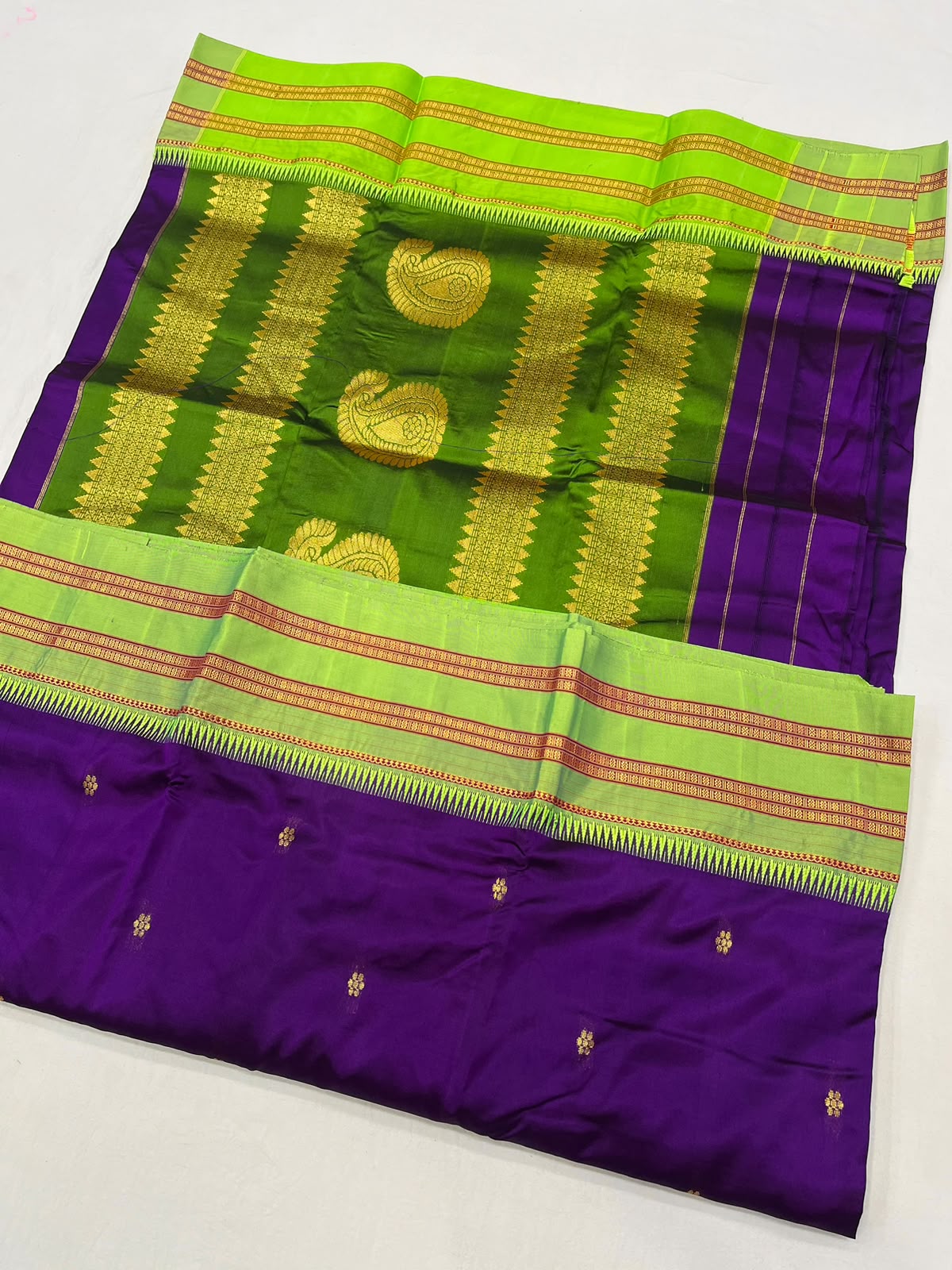 *Narayanpeth silk saree*
Running blouse 
Shoulder butti 
Pure silk
*Price: 6300/- + ship*