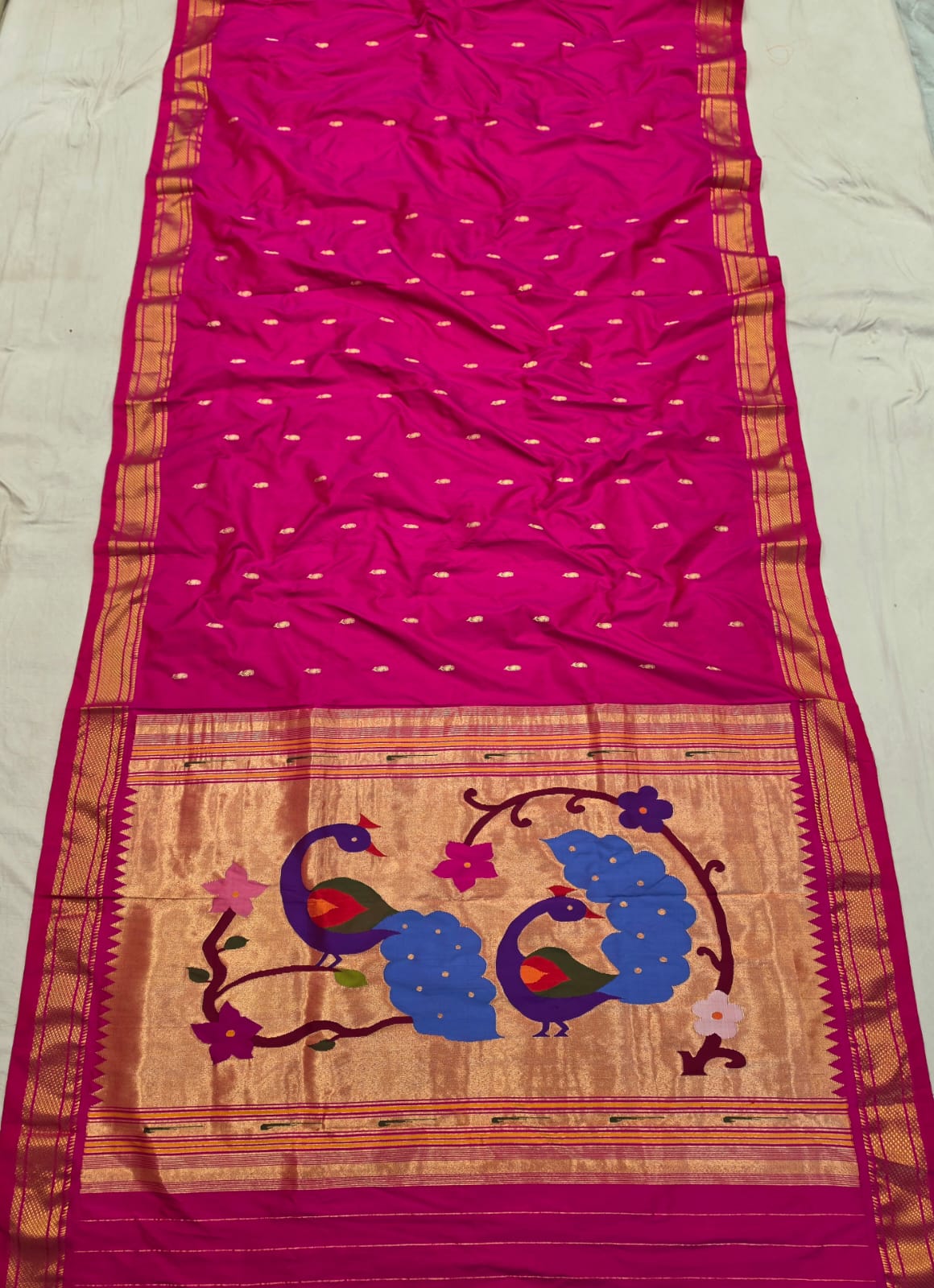 *Yeola Paithani*
Pure Silk 
Fancy pallu 
💯 Handwoven 
Silkmark Certified 
Shoulder Buttis 
Quality Weaving 👌🏼 
With Running Blouse 
