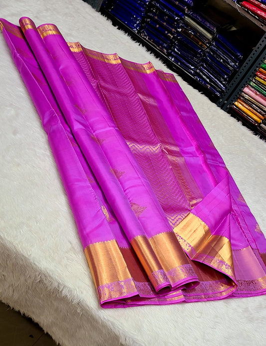 *100% PURE  Pure Silk KanjeevaramPURAM HANDWOVEN VERY PREMIUM QUALITY 1G SELF PATTERN SILK SAREES*

*1 GRAM GOLD PURE ZARI WEAVING*
*SILK MARK CERTIFICATE ATTACHED*

GOLD ZARI WEAVING PAKKKA HANDLOOM

EXCLUSIVE COLLECTION SUNDAY OFFER
