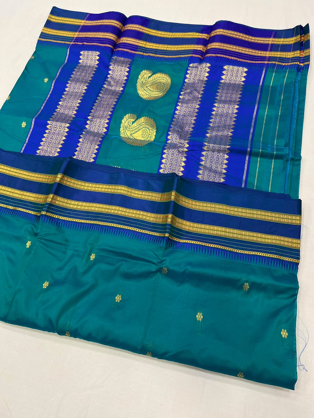 *Narayanpeth silk saree*
Running blouse 
Shoulder butti 
Pure silk
*Price: 6300/- + ship*