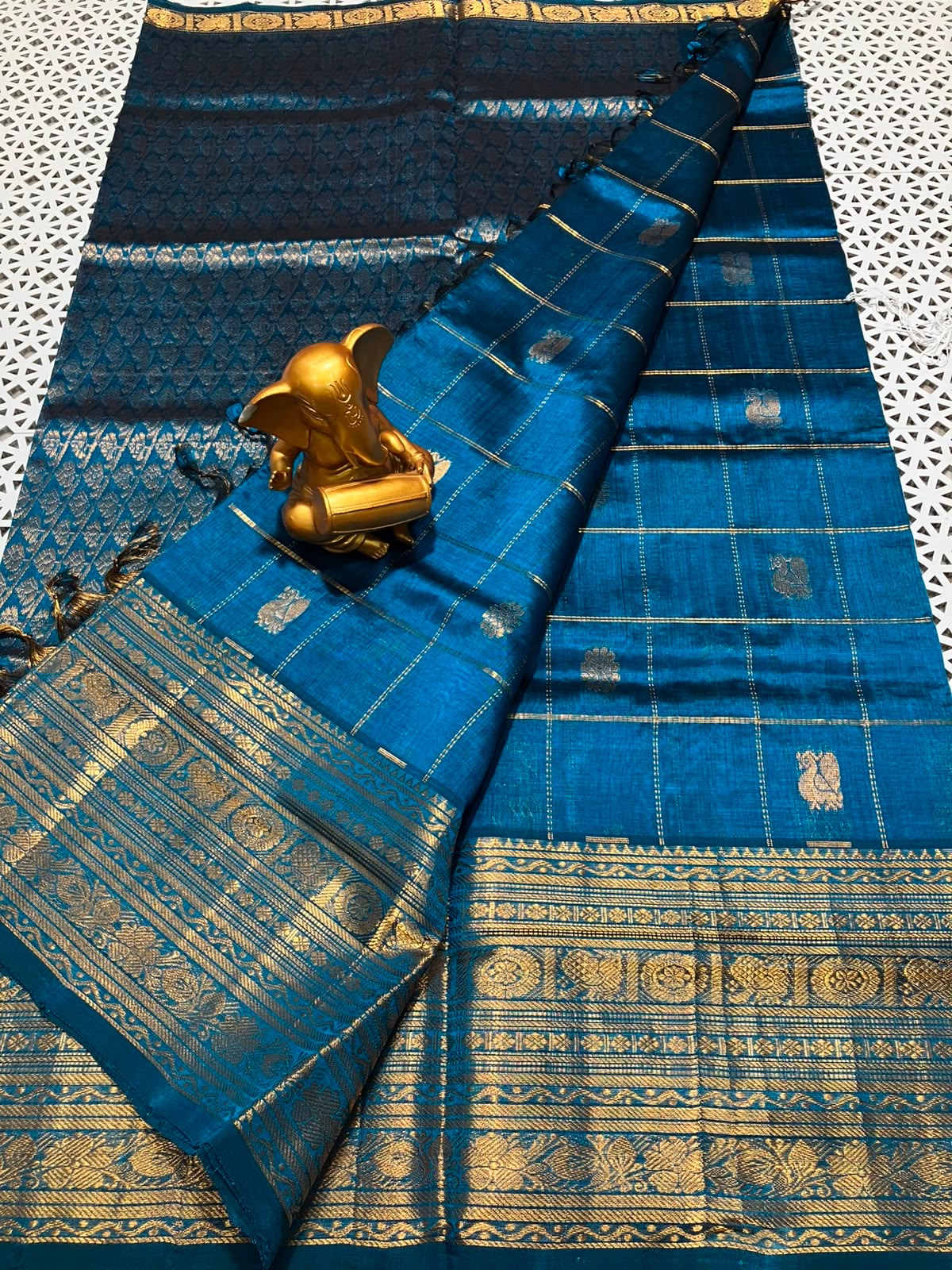 *Material*:Mangalagiri Pattu by cotton
*Model*:Kanchi border checks and butta Pattu sarees
Contrast pallu and blouses 
Running pallu and blouses 
