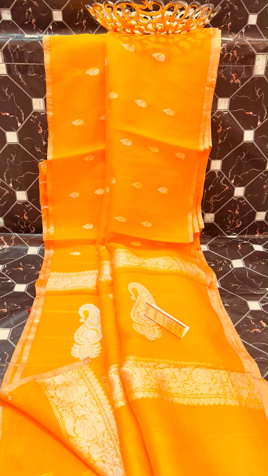 EXCLUSIVE HANDLOOM PURE KORA SILK

• Fancy Kora Silk
• Piping Kanji Border with Antique Zari
• Rich Pallu & Heavy Blouse
• Silk Mark Certified
• Smooth & Soft