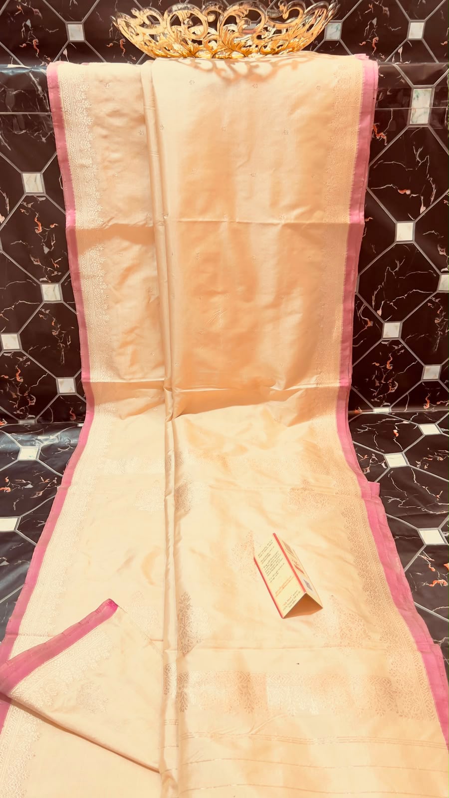 EXCLUSIVE HANDLOOM PURE KATAN SILK
• All-over Kaduwa Booti & Kaduwa Kalni
• Rich Kaduwa Border & Pallu
• Kaduwa Blouse
• Antique Zari
• Silk Mark Certified
• Smooth & Soft