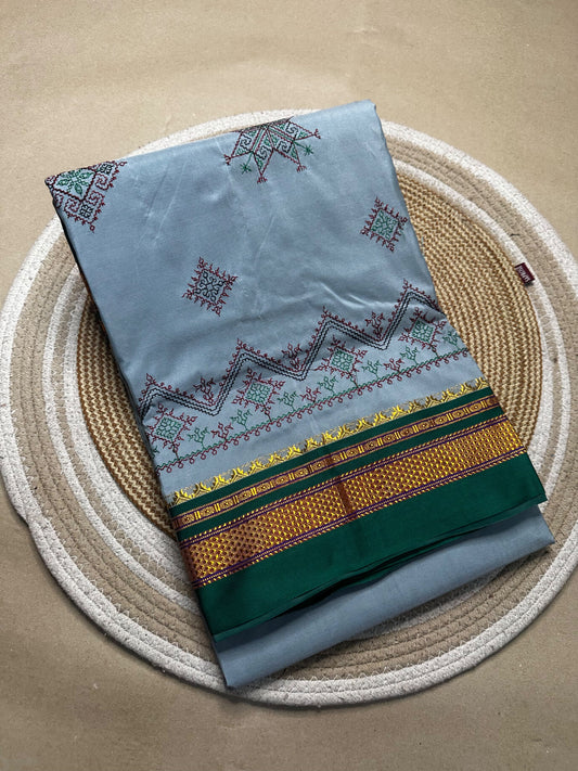 Material - shiny Maserised blended blended silk
Border - chikki paras
Saree Name -ilkal special kasuti saree
Pallu -patti pallu
Blouse -running 
Handloom -no
Saree length- 6.2