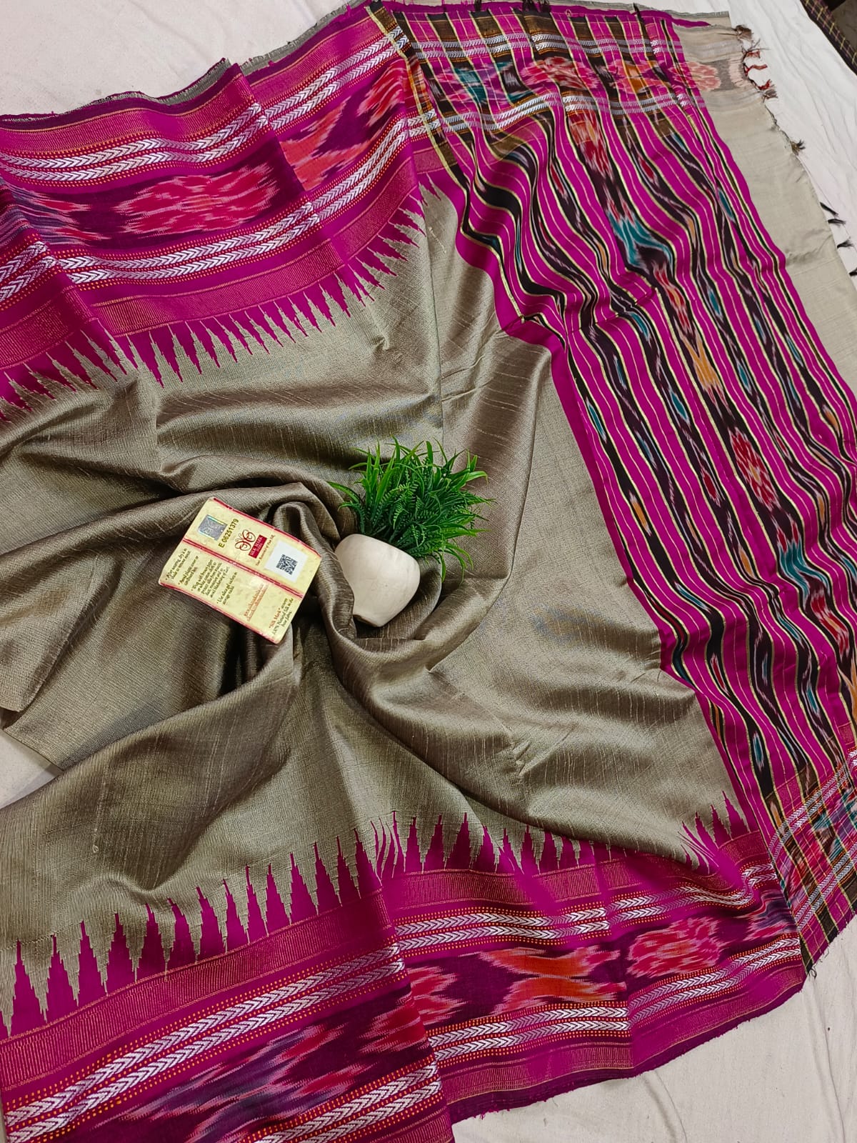 *Pure raw silk handloom Ikkat and vidarbha temple border saree with contrast blouse*
Pure raw silk saree
Silk mark certified
Handloom made
Best quality
Ready to despatch