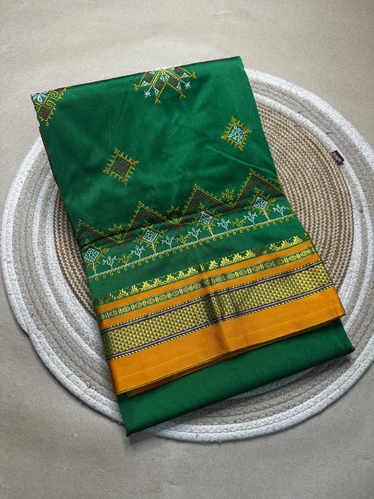 Material - shiny Maserised blended blended silk
Border - chikki paras
Saree Name -ilkal special kasuti saree
Pallu -patti pallu
Blouse -running 
Handloom -no
Saree length- 6.2