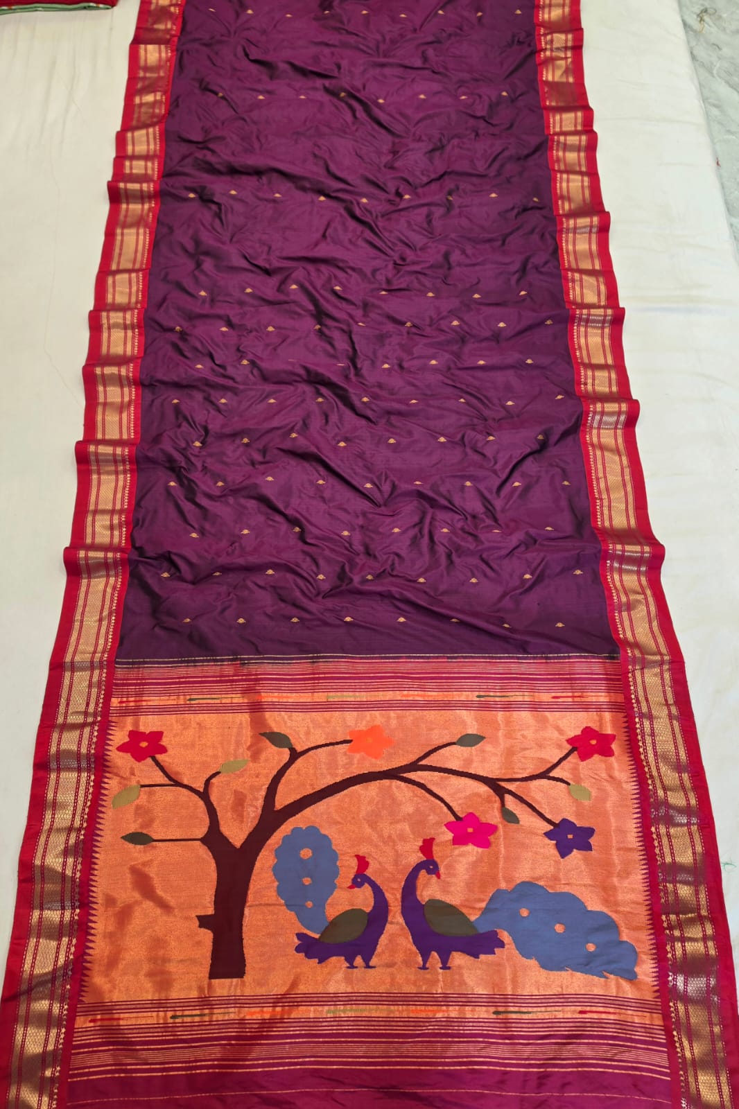 *Yeola Paithani*
Pure Silk 
Fancy pallu 
💯 Handwoven 
Silkmark Certified 
Shoulder Buttis 
Quality Weaving 👌🏼 
With Running Blouse 
